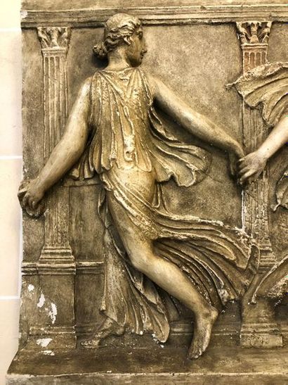 null Bas-relief en plâtre patiné illustrant une frise à décor de femmes drapées à...