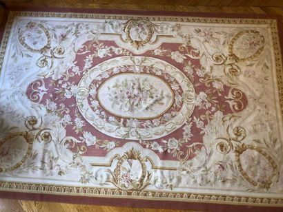 null AUBUSSON :

Tapis rectangulaire à décor polychrome d'un bouquet de fleurs dans...