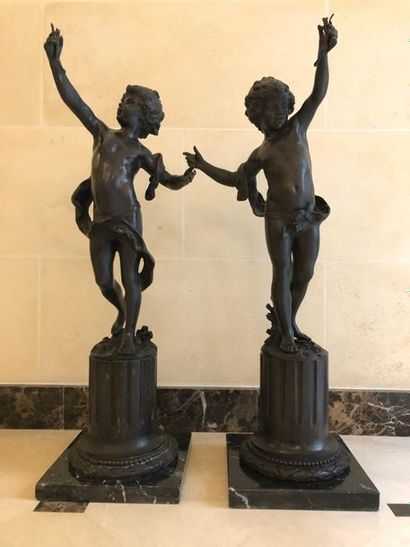 null Deux Amours formant pendant, en bronze à patine brune, représentés debout sur...
