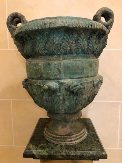 null Paire de vases cratères en métal à patine vert antique, flanqués d'anses à têtes...
