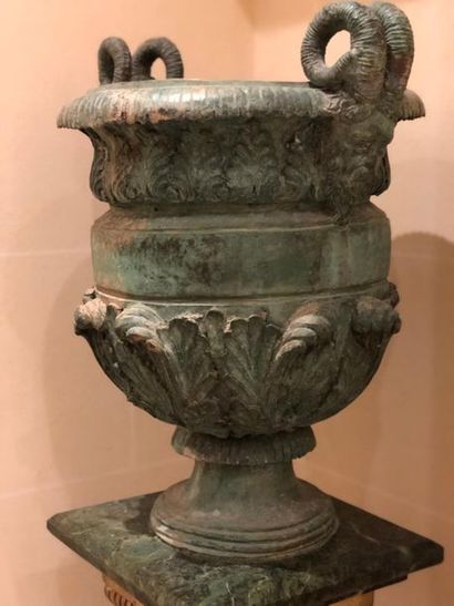 null Paire de vases cratères en métal à patine vert antique, flanqués d'anses à têtes...