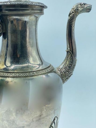 FRANCE XIX SIECLE Verseuse tripode en argent (950/1000e) souligné de perles et rais-de-coeur,...