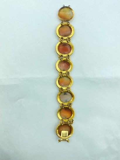 FRANCE - XIXe siècle Bracelet en or jaune 750/1000e serti de huit camées. (A charge...