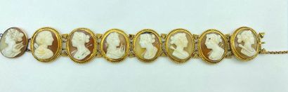 FRANCE - XIXe siècle Bracelet en or jaune 750/1000e serti de huit camées. (A charge...
