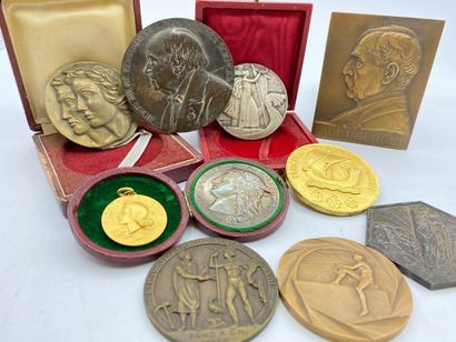 MEDAILLES - XXe SIECLE Lot de dix médailles en bronze à patine brune, bronze argenté...