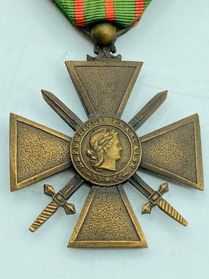 MILITARIA - MEDAILLES Lot de décorations militaires et civiles, comprenant : 
1 croix...