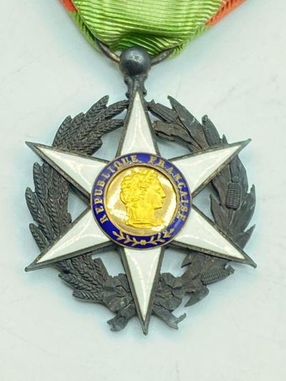 MILITARIA - MEDAILLES Lot de décorations militaires et civiles, comprenant : 
1 croix...