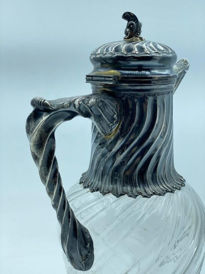 ARGENTERIE Broc en cristal moulé à cotes torses, la monture en argent (950/1000e)....
