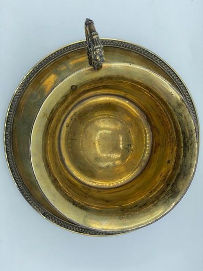 XIXe siècle Tasse et sa sous-tasse en vermeil (950/1000e) à décor en application...
