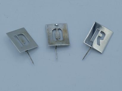 null 
DIOR




Lot comprenant plaques lettres en métal argenté ajouré formant « DIOR...