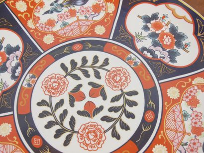 CHINE : 
Suite de quatre grands plats ronds en porcelaine à décor polychrome au...