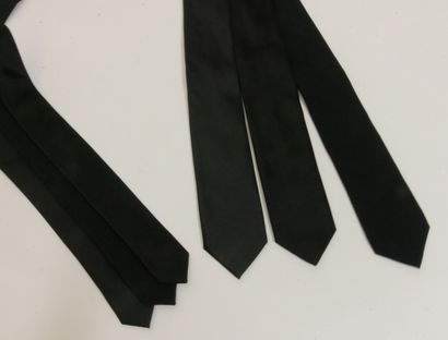 null 
YVES SAINT LAURENT Left Bank




Set of three fine black silk ties with red...
