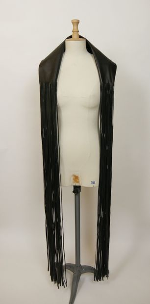 null 
Attribuée à Yves Saint Laurent




Très large ceinture bandeau en cuir noir,...