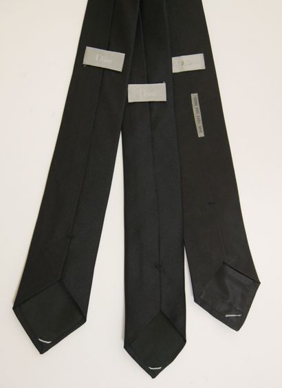 null 
DIOR




Lot de trois cravates fines en soie noire dont deux façonnées. BE




Griffes...