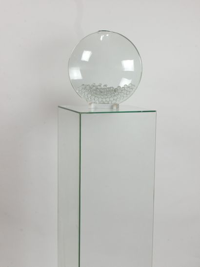 null 
Socle de présentation rectangulaire en verre transparent surmonté d'un vase...