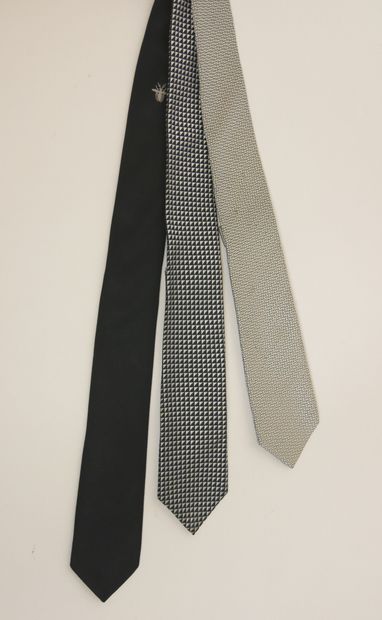  DIOR 
Lot de trois cravates fines en soie...