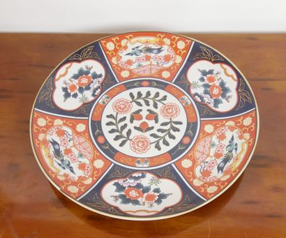 null 
CHINA: 




Suite of four large round porcelain dishes with polychrome stencil...