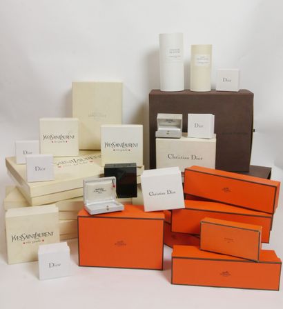 null 
Lot de boîtes vides griffées : Louis Vuitton, Hermès, Dior, Christian Dior,...