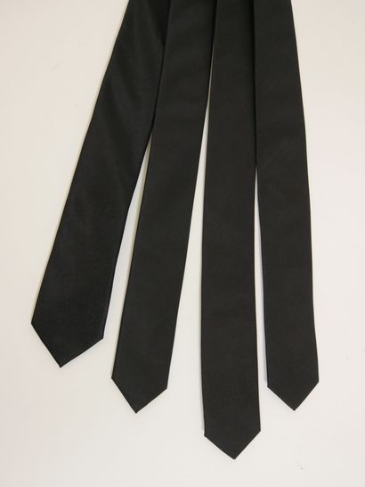 null 
DIOR




Lot de quatre cravates slim en soie noire.




Griffes grises, graphismes...