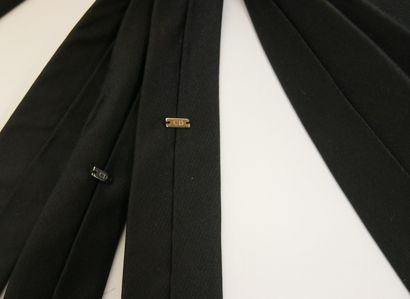 null 
DIOR




Lot de trois cravates fines en soie noire dont deux façonnées. BE




Griffes...