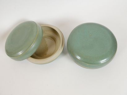  Lot comprising : 
2 covered ceramic boxes, green glaze. Diameter: 16 cm (Accident...