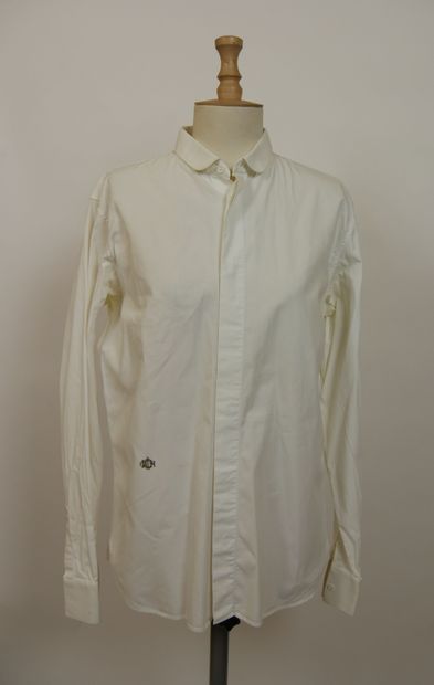 null 
DIOR




Lot de quatre chemises en coton blanc, coupe droite, dont deux à petit...