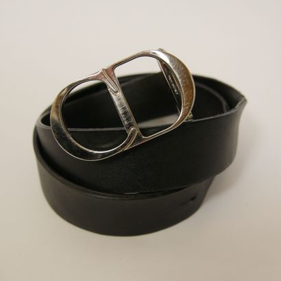 null 
DIOR MAN




Black leather belt with buckle with silver metal CD initials....