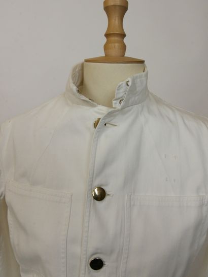  Lot de deux vestes : 
Un blazer en laine bleu marine, col cranté sur simple boutonnage...