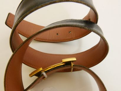 null 
HERMÈS




Black leather belt, gold metal H buckle.




Signed buckle and leather.




T.80...