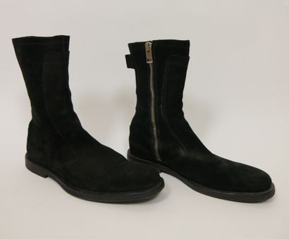 null 
DIOR




Pair of black nubuck boots, side zipper, black leather sole. Good...