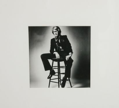  SIEFF Jeanloup (1933-2000) d'après, 
Portrait d'Yves Saint Laurent assis sur un...