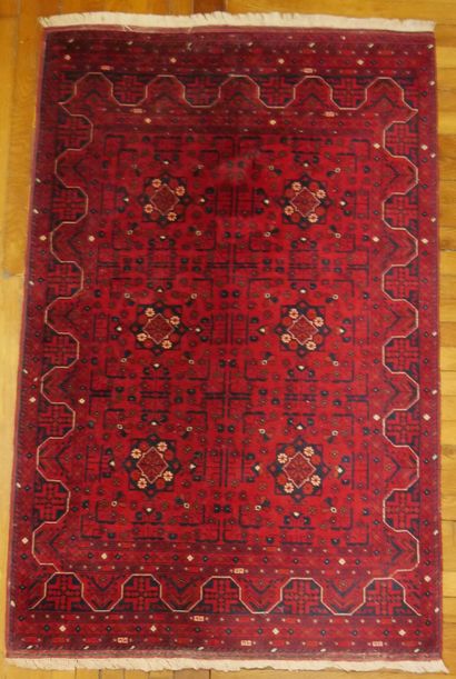 null 
Lot de 2 tapis comprenant : 




Tapis KHAAL MOHMMAD en laine sur fond rouge...