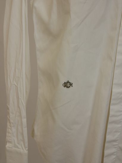 null 
DIOR




Lot de quatre chemises en coton blanc, coupe droite, dont deux à petit...