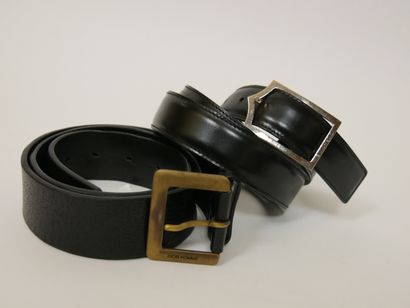 null 
DIOR HOMME




Lot de deux ceintures en cuir noir dont une large à boucle carrée...