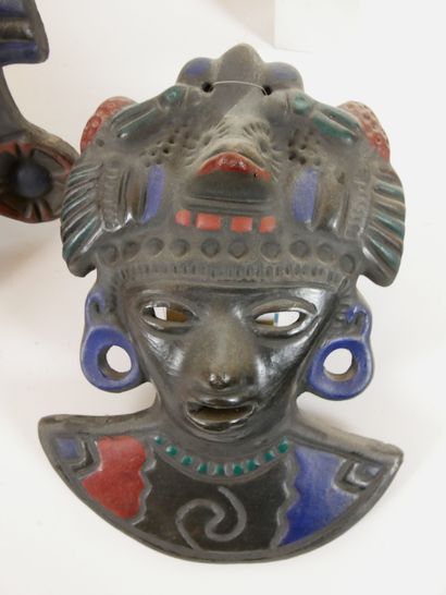  MEXIQUE 
Masques en terre cuite et pierre. Souvenirs de voyage. 
Hauteur du grand...