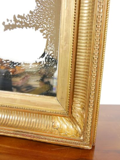 null 
Rectangular glass, the frame in wood and gilded stucco decorated with grooves...