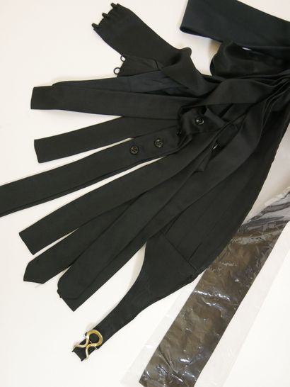  DIOR, Anonyme 
Lot composé de ceintures et cravates de diverses formes en soie noire....