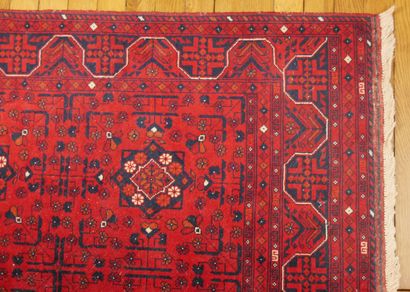 null 
Lot de 2 tapis comprenant : 




Tapis KHAAL MOHMMAD en laine sur fond rouge...