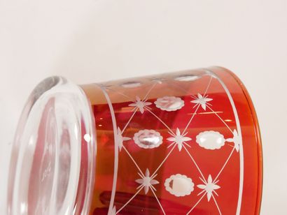  DIOR 
Coupe en cristal teinté rouge à décor de pointe de diamant. 
Hauteur : 8 cm...