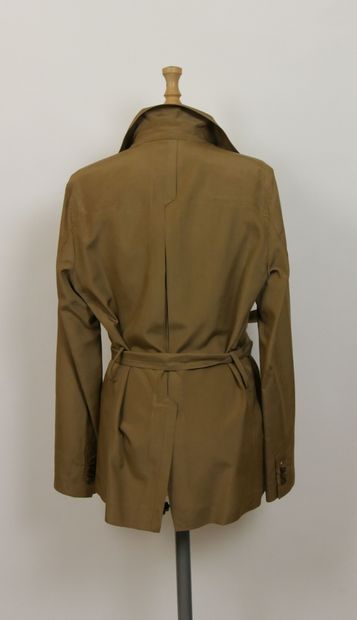 null 
DIOR




Veste type saharienne en coton et polyamide ocre, petit col rabattu...