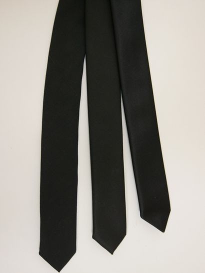 null 
DIOR




Lot de trois cravates ultra fines en soie noire.




Griffes grises,...