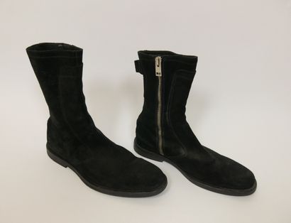  DIOR 
Paire de boots en nubuck noir, fermeture éclair côté, semelle en cuir noir....
