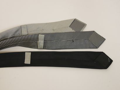 null 
DIOR




Lot de trois cravates fines en soie dont deux façonnées dans les tons...