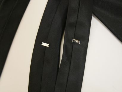 null 
DIOR




Lot de quatre cravates slim en soie noire.




Griffes grises, graphismes...