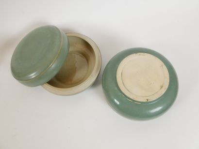 null 
Lot comprising : 




2 covered ceramic boxes, green glaze. Diameter: 16 cm...
