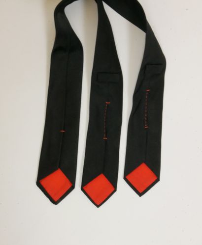 null 
Attribué à YVES SAINT LAURENT Rive Gauche




Lot de trois cravates fines en...