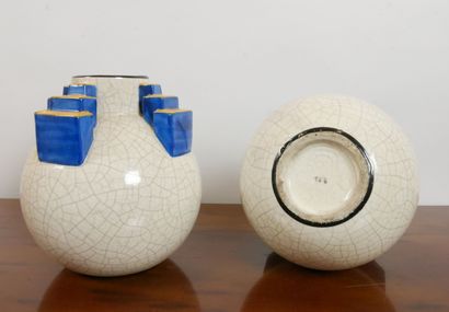 null 
LA MAITRISE, Attributed to




Pair of Art Deco cracked ceramic vases with...