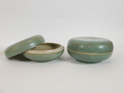  Lot comprising : 
2 covered ceramic boxes, green glaze. Diameter: 16 cm (Accident...