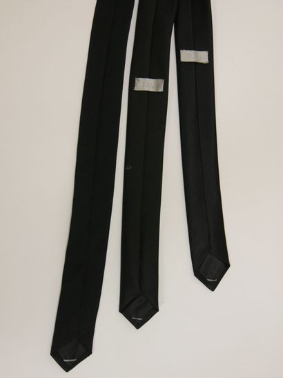 null 
DIOR




Set of three ultra-thin black silk ties.




Grey claws, white graphics.




(Slight...