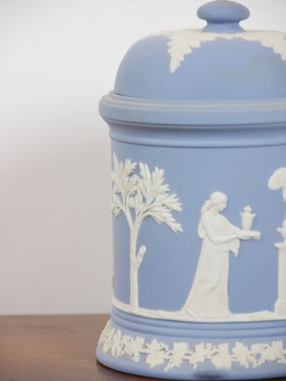 null 
WEDGWOOD :




Ensemble en céramique à décor Néoclassique blanc sur fond bleu...